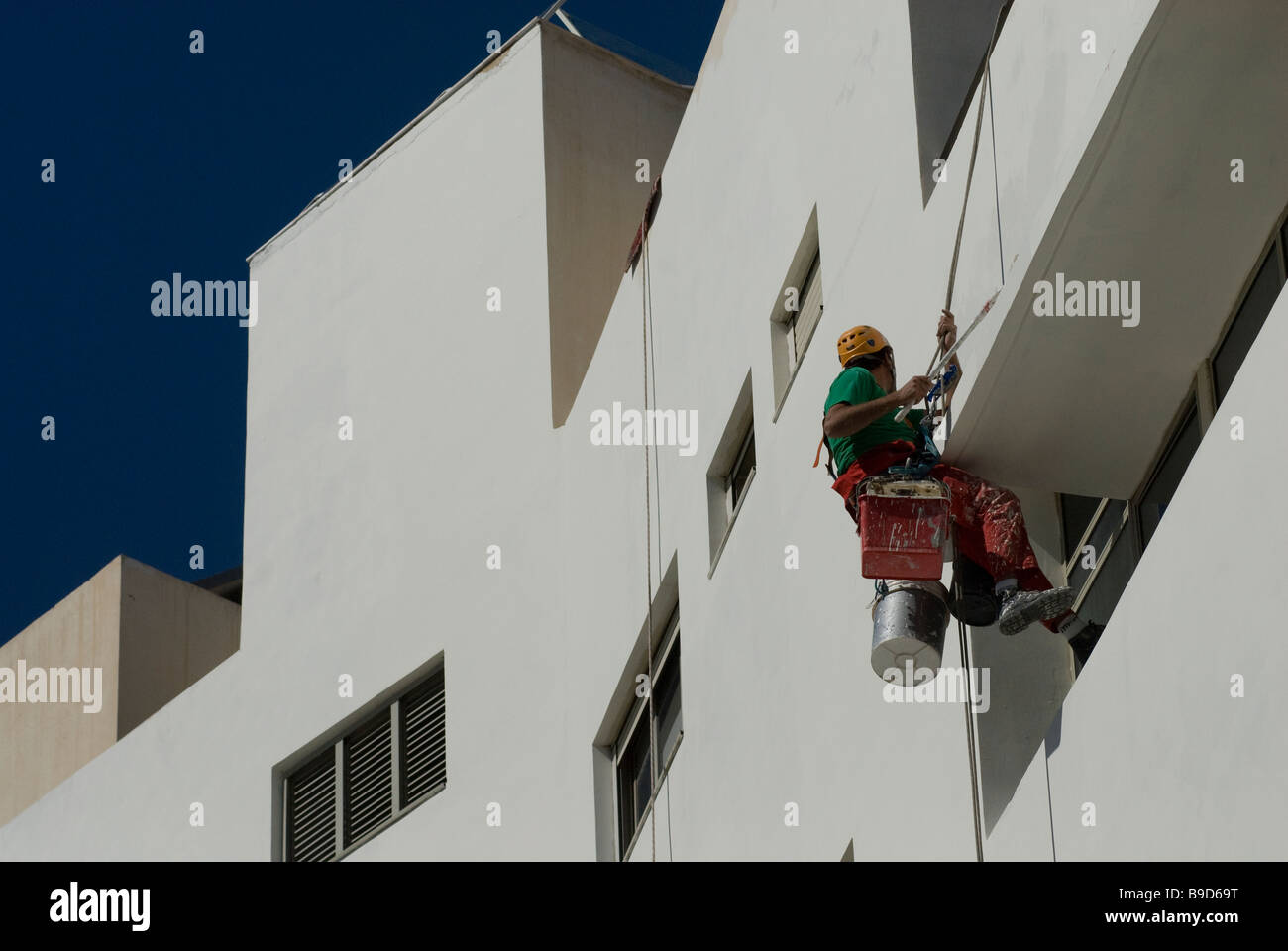 Descente en rappel travailleur peinture mur extérieur d'un bâtiment de style Bauhaus à Rothschild Street Tel Aviv ISRAËL Banque D'Images