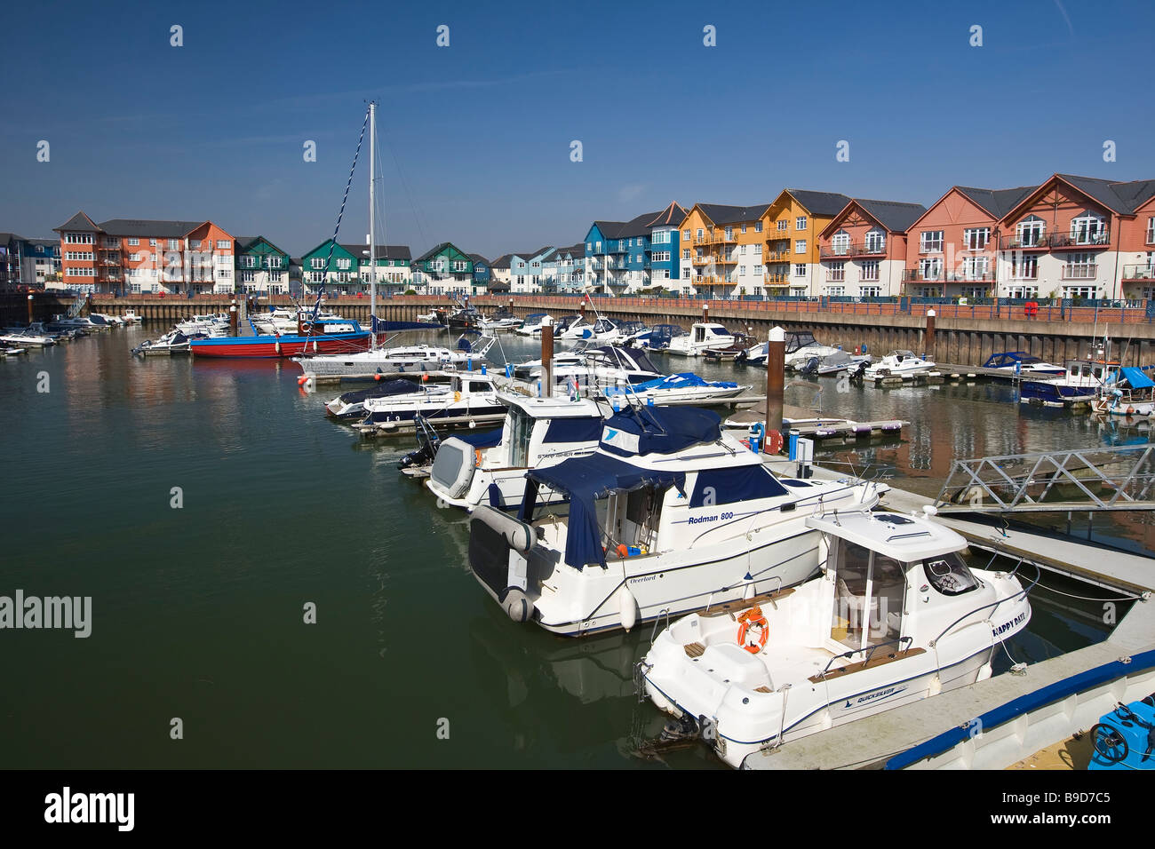 Bateaux amarrés et appartements, marina, Exmouth, Devon, UK Banque D'Images