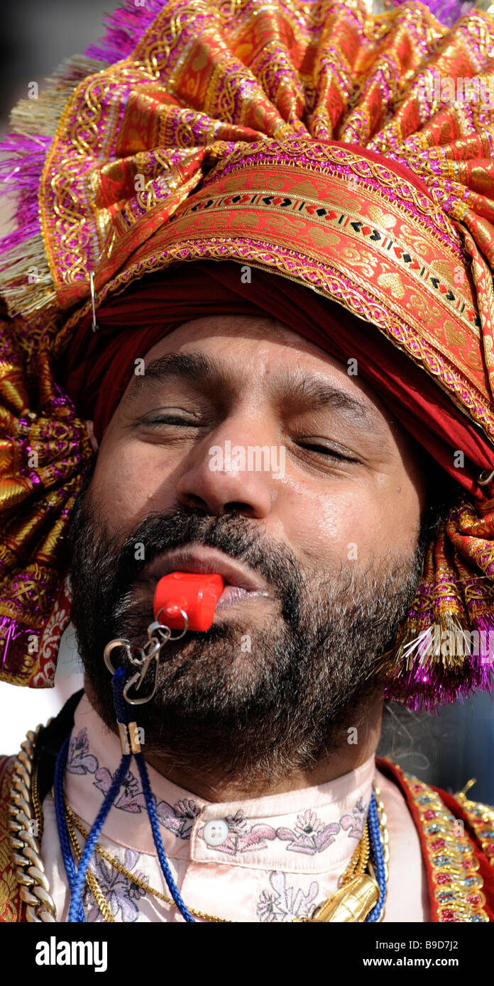 Birmingham St. Patrick's Parade, Digbeth, Birmingham, Angleterre, Royaume-Uni Gurcharan Mall de la Dhol Blasters ses coups de sifflet. Banque D'Images