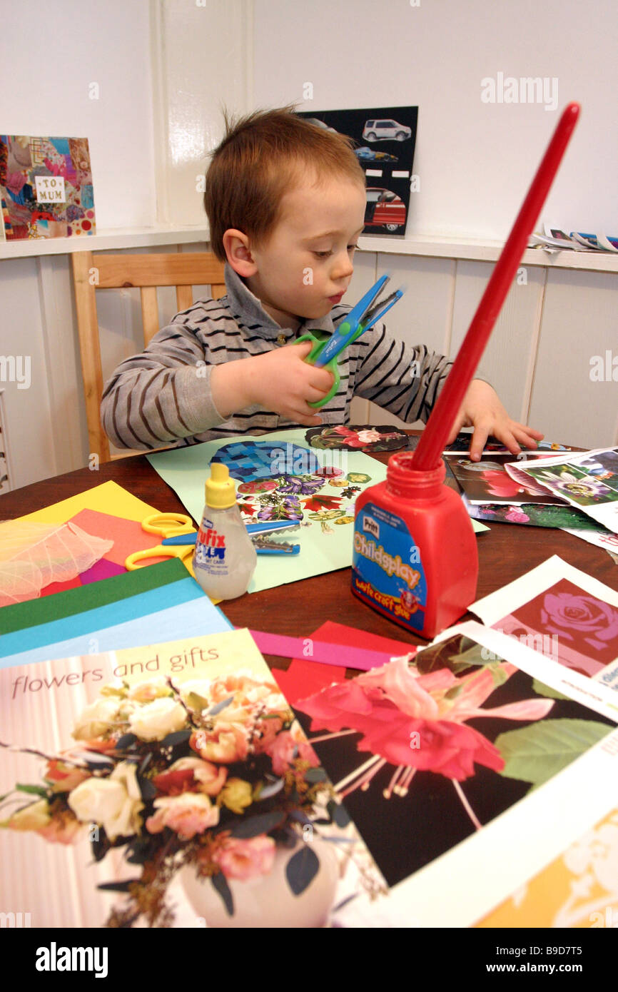 Couper et coller du jeune enfant carte fait main Banque D'Images