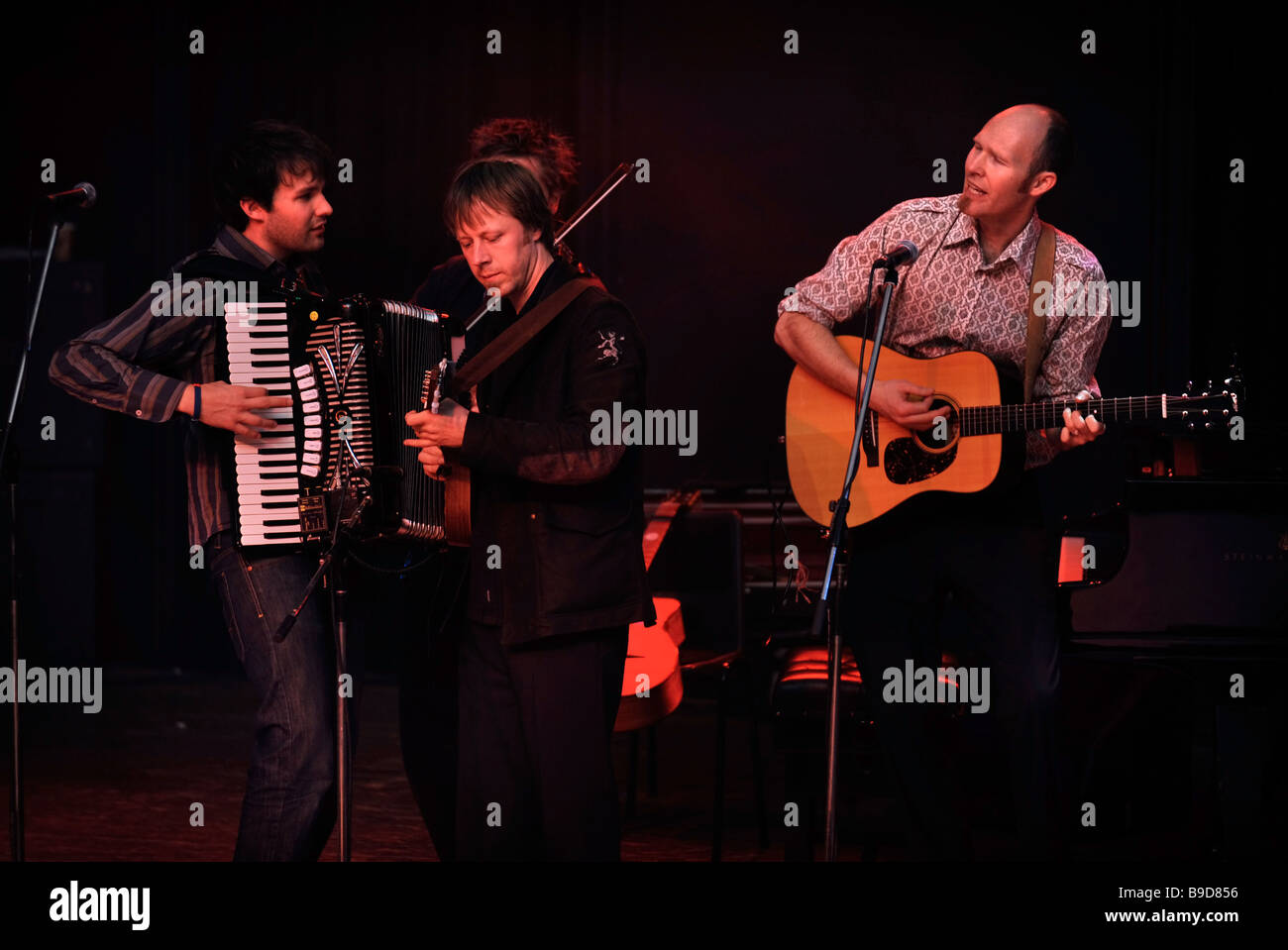CHRIS FRYE DROIT CHANTEUR FOLK CANADIENNE AVEC LA BANDE DES FACTURES AU MARLBOROUGH COLLEGE WILTSHIRE UK DANS LE CADRE D'UNE AIDE Banque D'Images