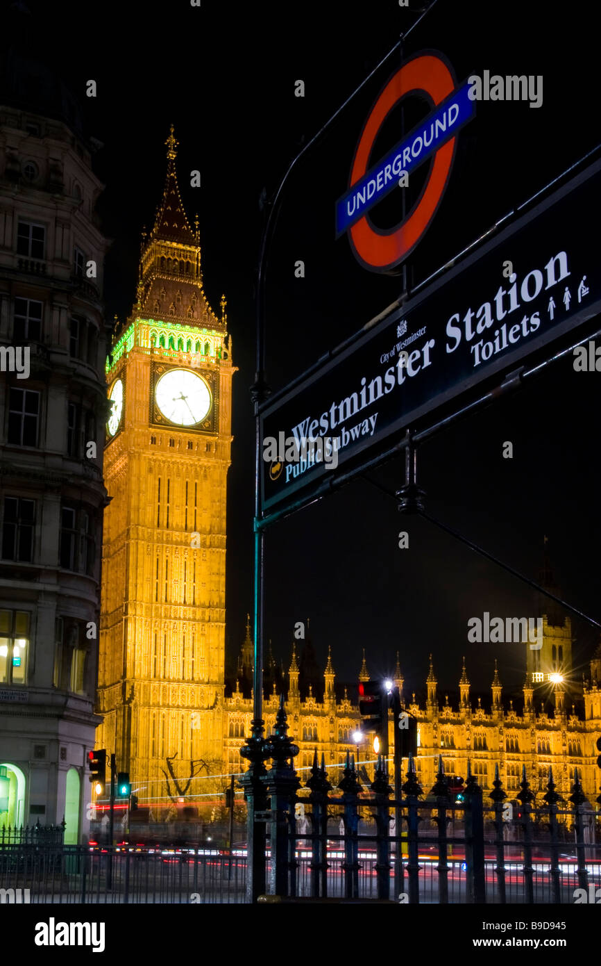 Londres nuit Big Ben clock tower a commandé 1859 partie de Palais de Westminster Palais de Westminster tube station signe signe d'entrée Banque D'Images