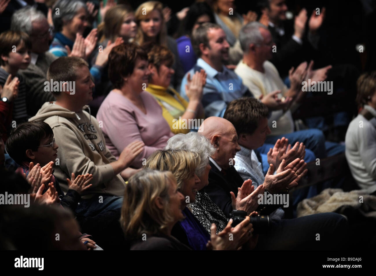 Un auditoire applaudir LE GROUPE DE MUSIQUE FOLK CANADIENNE LES PROJETS DE L'EXÉCUTION AU MARLBOROUGH COLLEGE WILTSHIRE UK DANS LE CADRE D'UN HELP FOR HEROES Banque D'Images