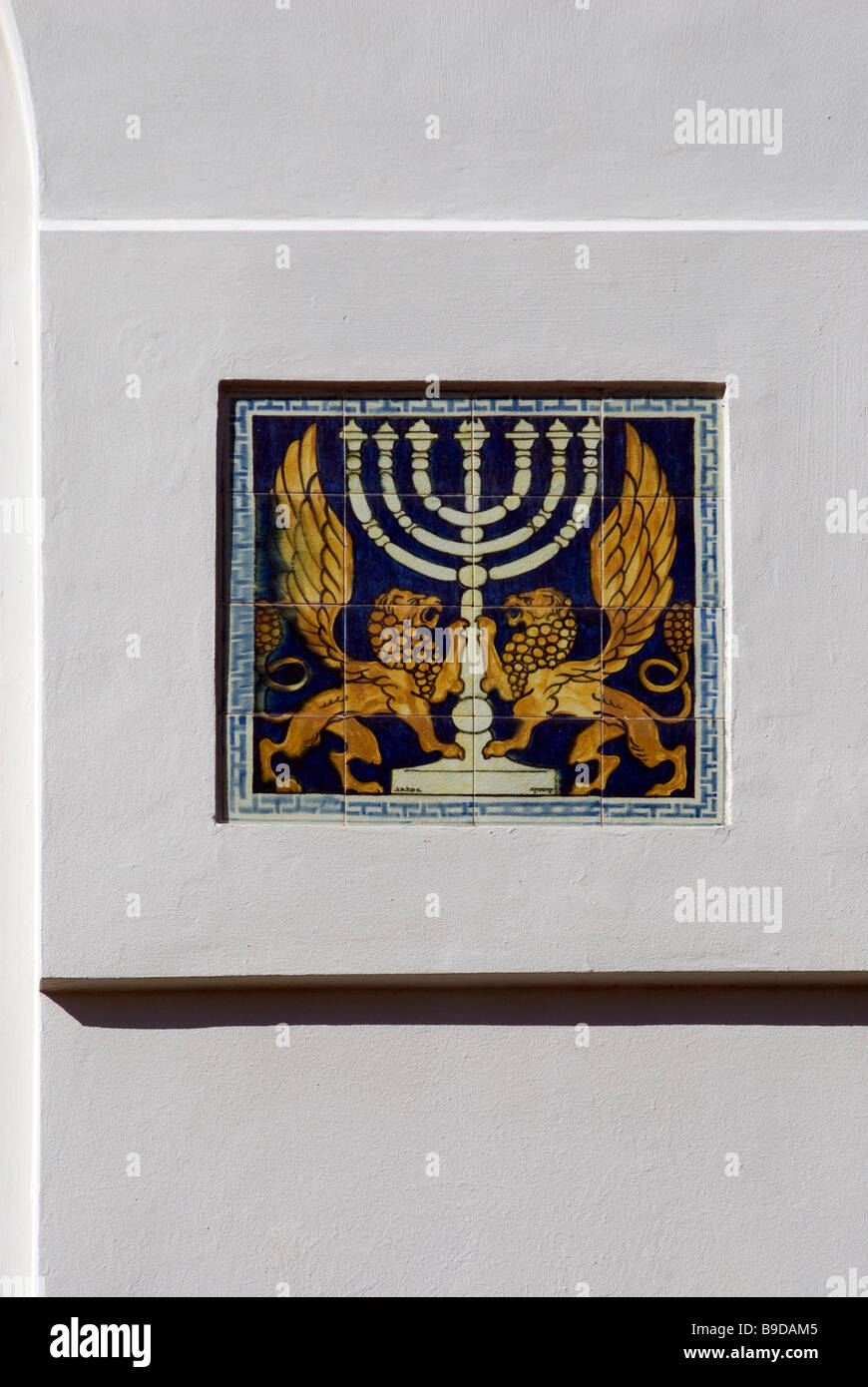 Tuile décorée panneau représentant la menorah juive sur une reconstitution d'un vieux bâtiment dans Ahad Ha'am ou Ahad Haam Downtown Street Tel Aviv ISRAËL Banque D'Images