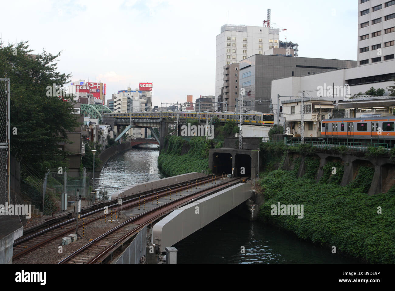 La ligne JR train et pont, Tokyo Banque D'Images