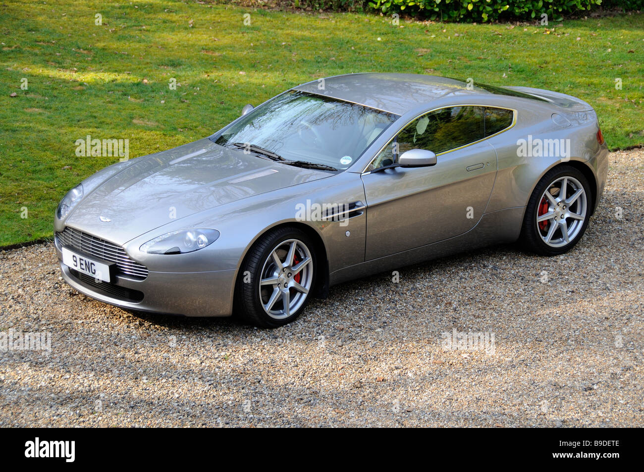 Aston Martin V8 voiture garée dans un jardin de campagne anglaise Banque D'Images