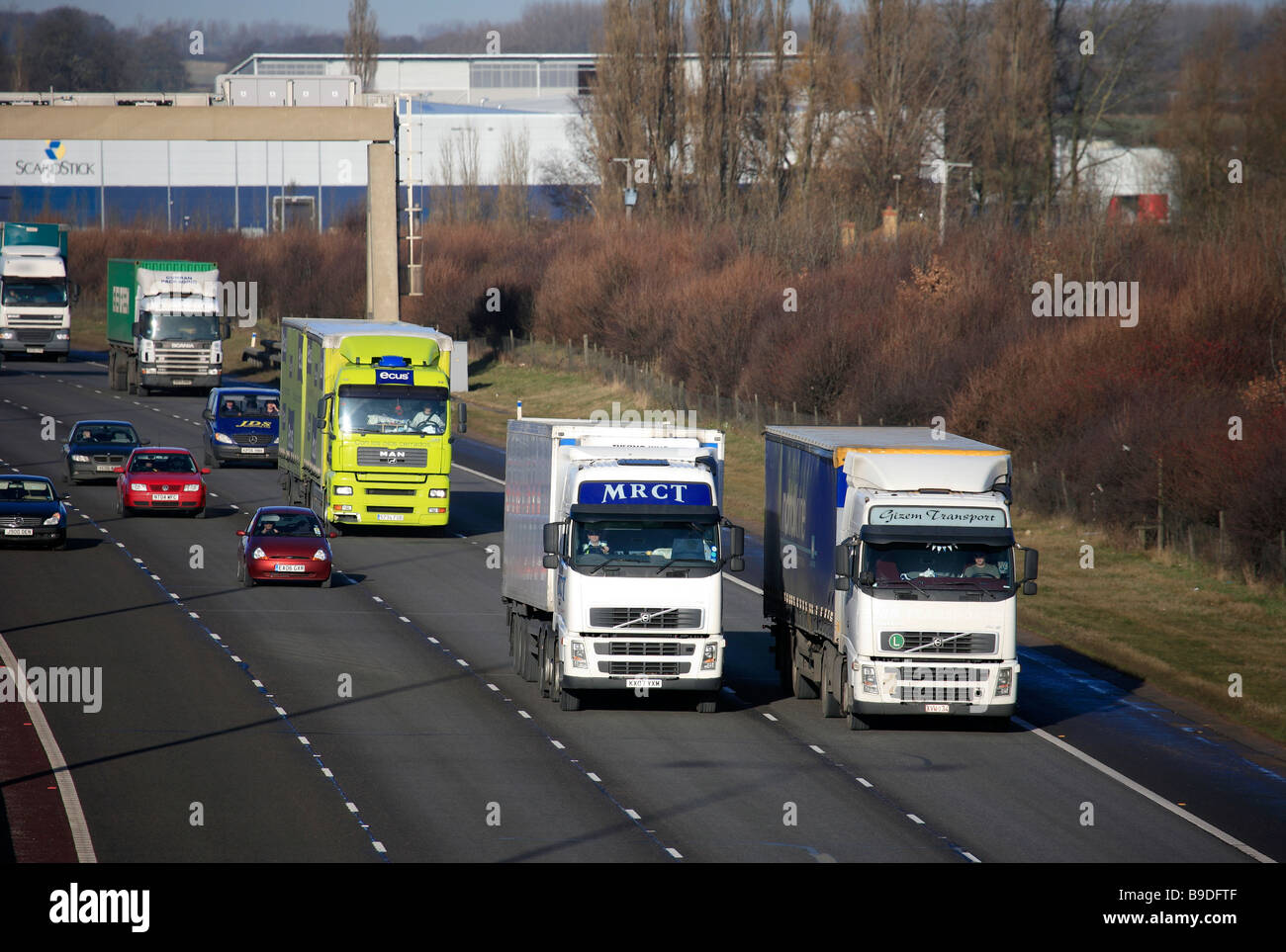 La circulation des camions poids lourds sur l'A1/M d'autoroute près de Peterborough Cambridgeshire Banque D'Images