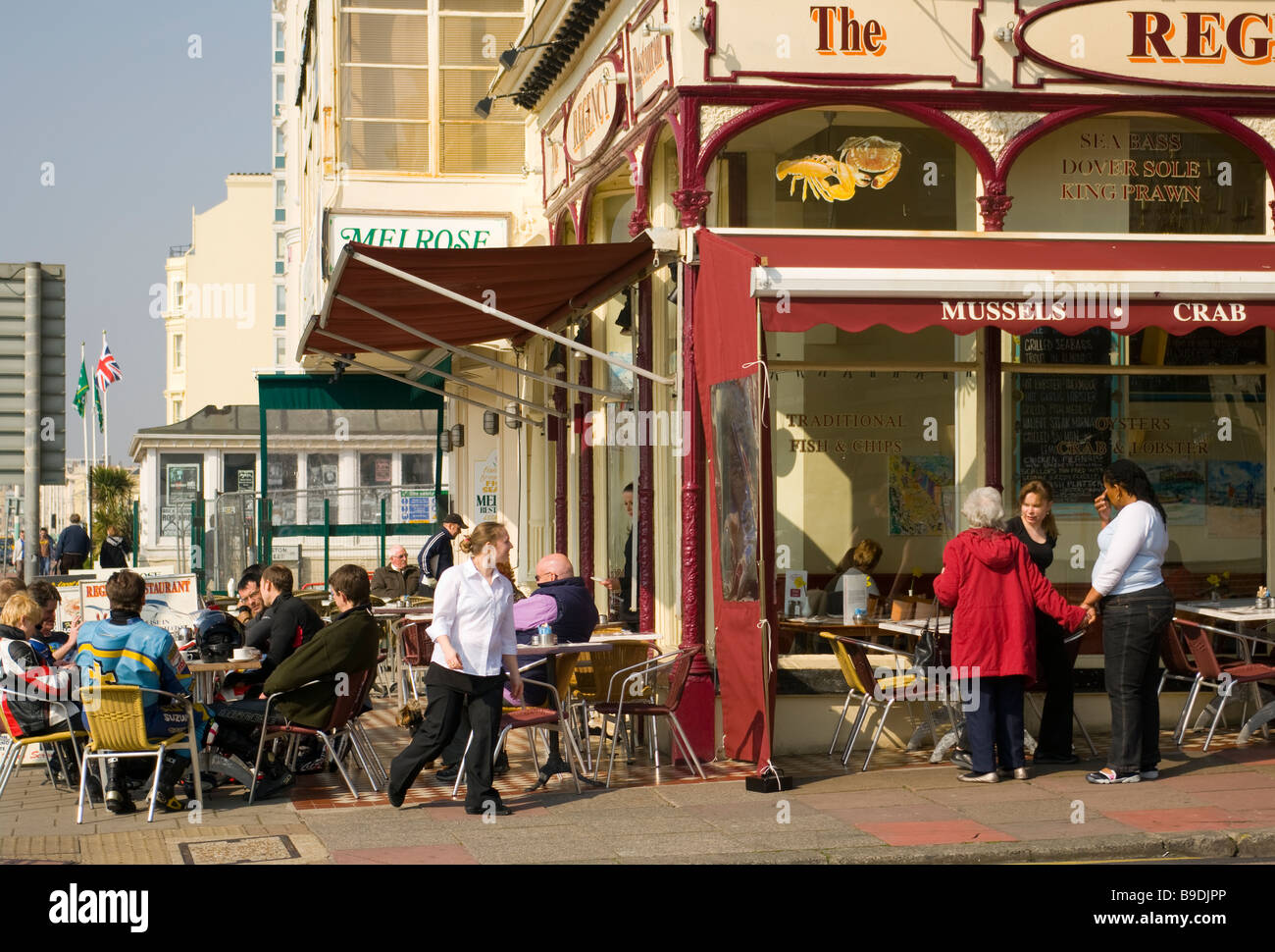 Les gens de la chaussée clients Diners assis assis à un restaurant de poissons sur le front de mer de Brighton East Sussex England Banque D'Images