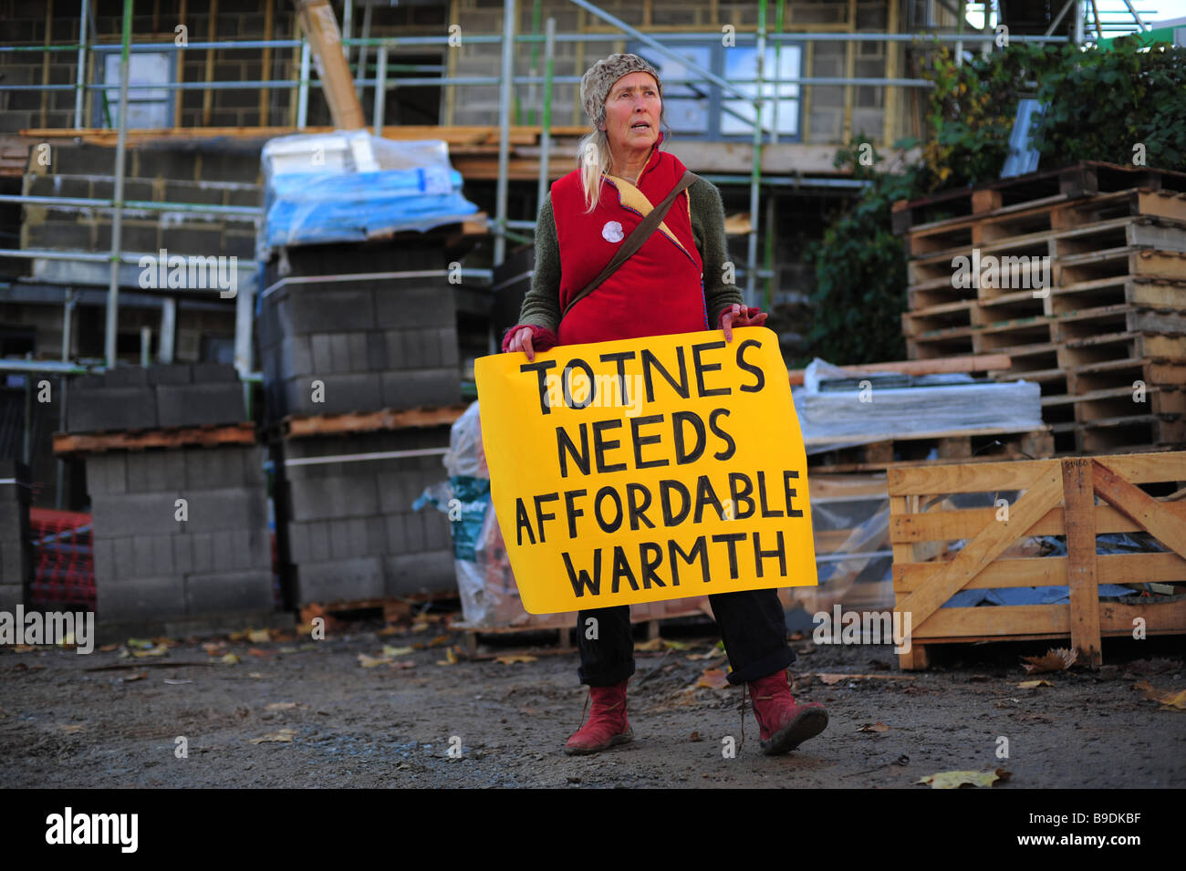 Une femme hippie campagne en Totnes, Devon, chaleur abordable pour, à l'extérieur de l'emplacement de l'édifice. Banque D'Images