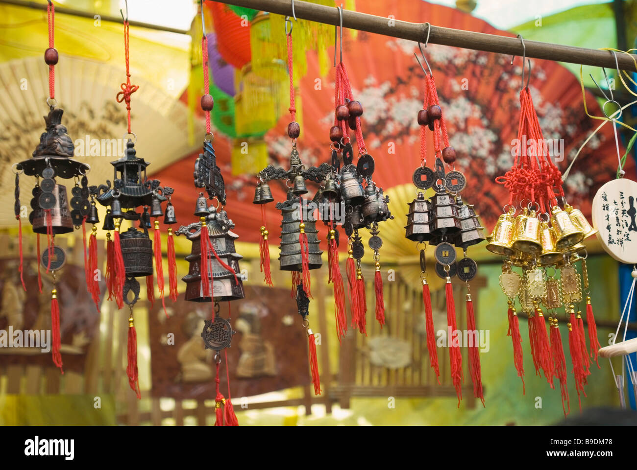 Les produits d'artisanat traditionnel at a market stall, Darjeeling, West Bengal, India Banque D'Images