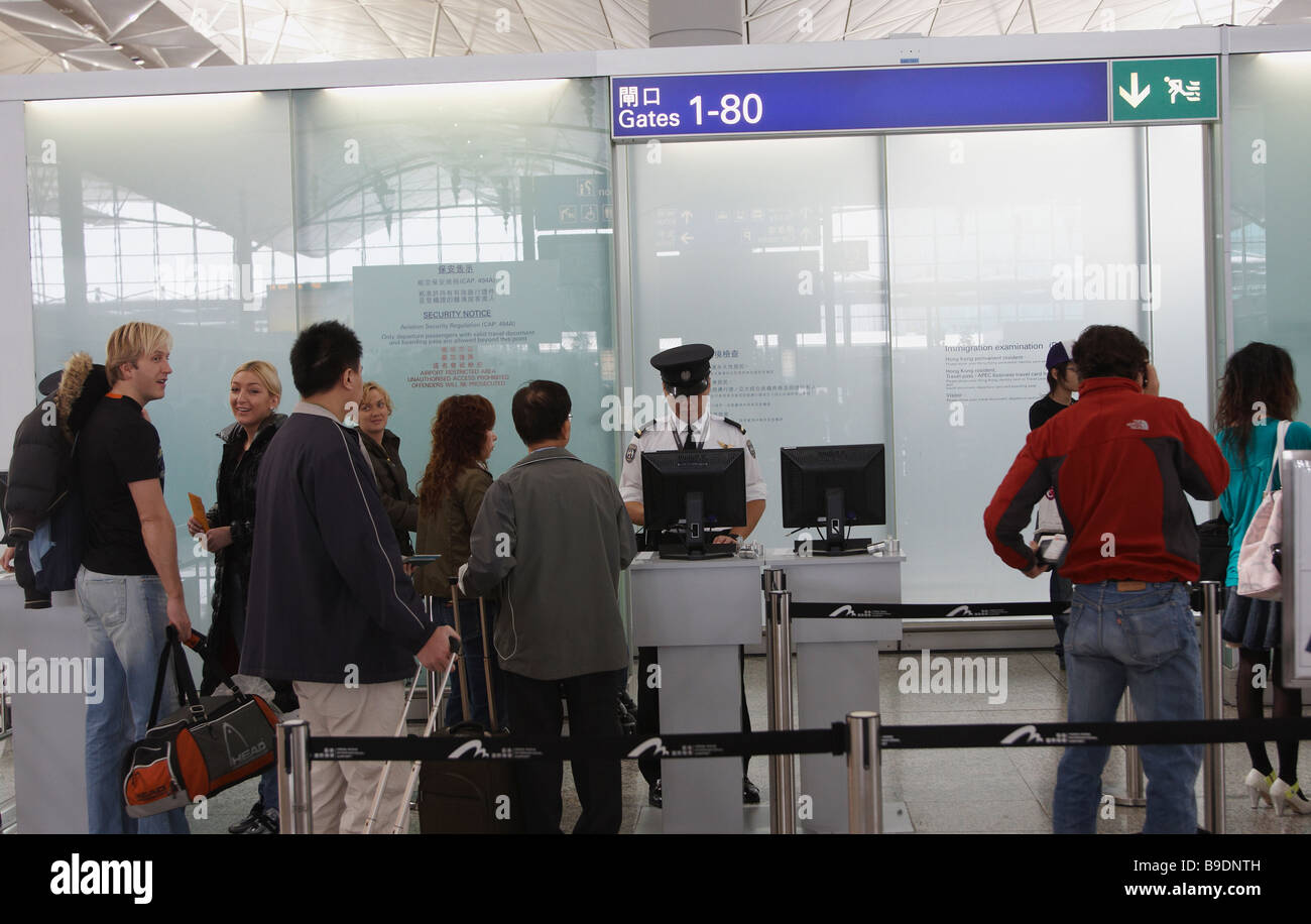 Les gens au contrôle de sécurité à l'aéroport international de Chek Lap Kok, Hong Kong Banque D'Images