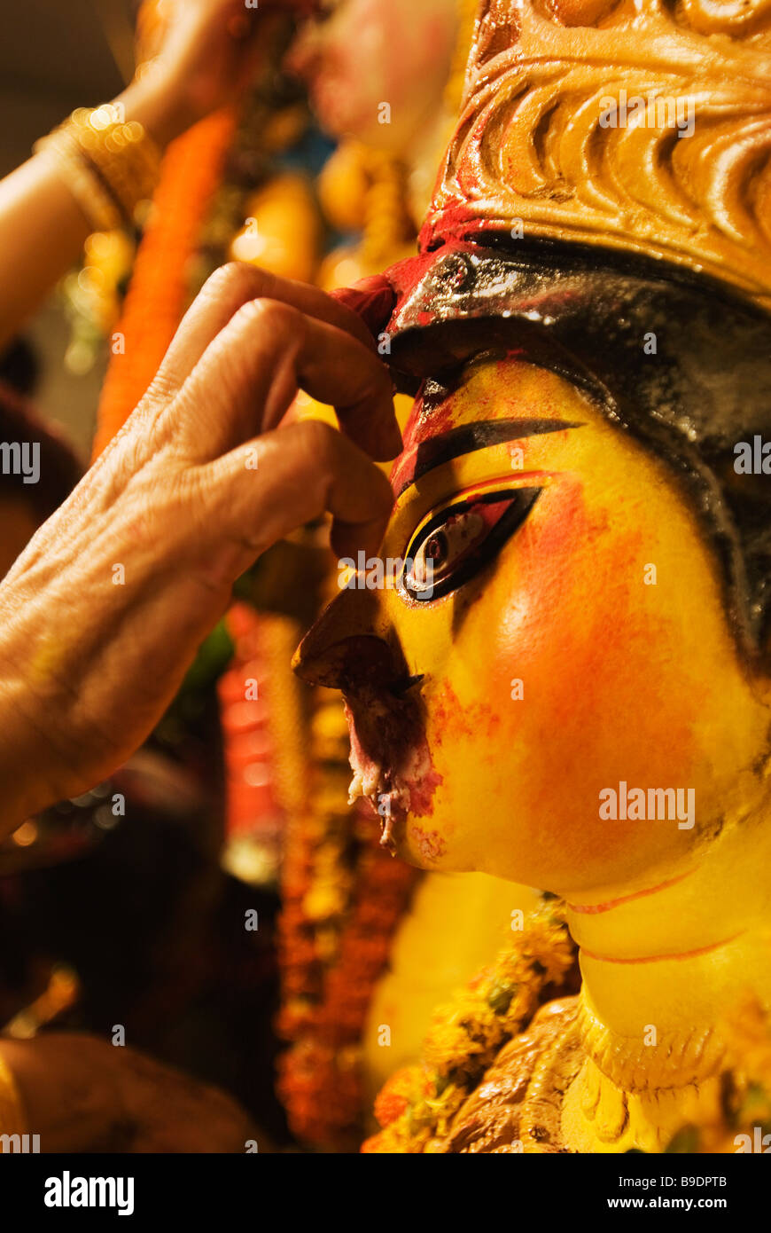 Application d'adorateur tilak sur le front de la déesse Durga, Kolkata, West Bengal, India Banque D'Images