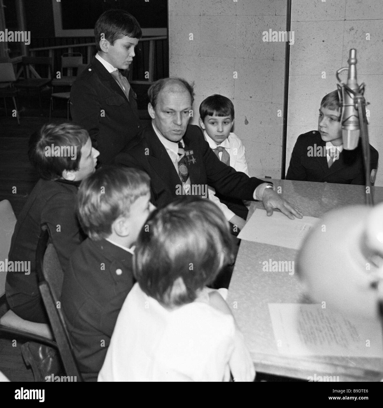 Le cosmonaute pilote héros de l'Union soviétique Nikolai Rukavishnikov  visiter bureau de programme radio Chateaubriant-voves-rouillé Zorka Photo  Stock - Alamy