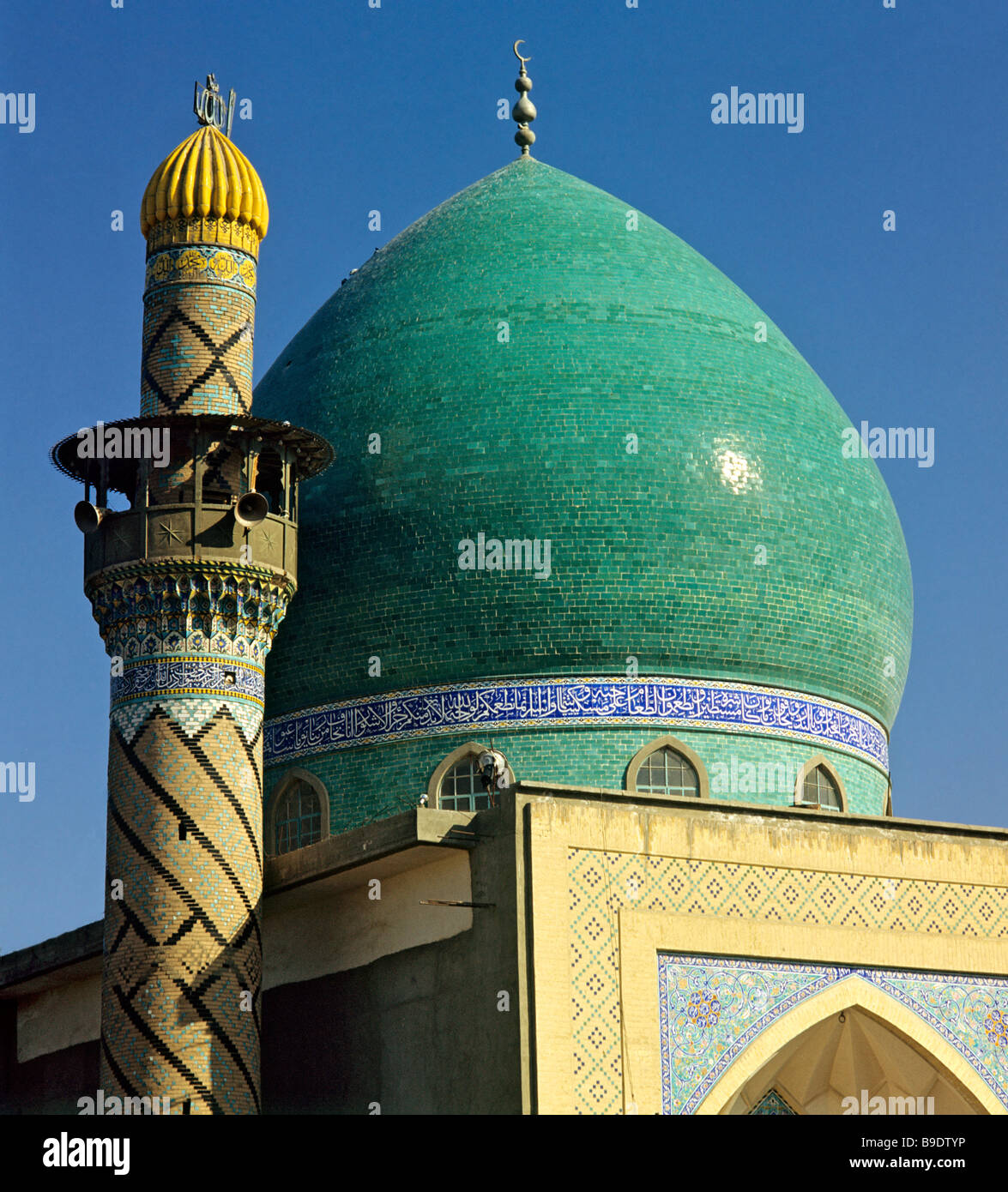 Un dôme vert mosquée, minaret tower, Bagdad, Iraq, Middle East Banque D'Images