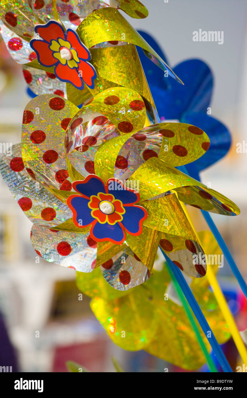 Childs Enfants Jouets moulins à vent en plastique coloré Banque D'Images