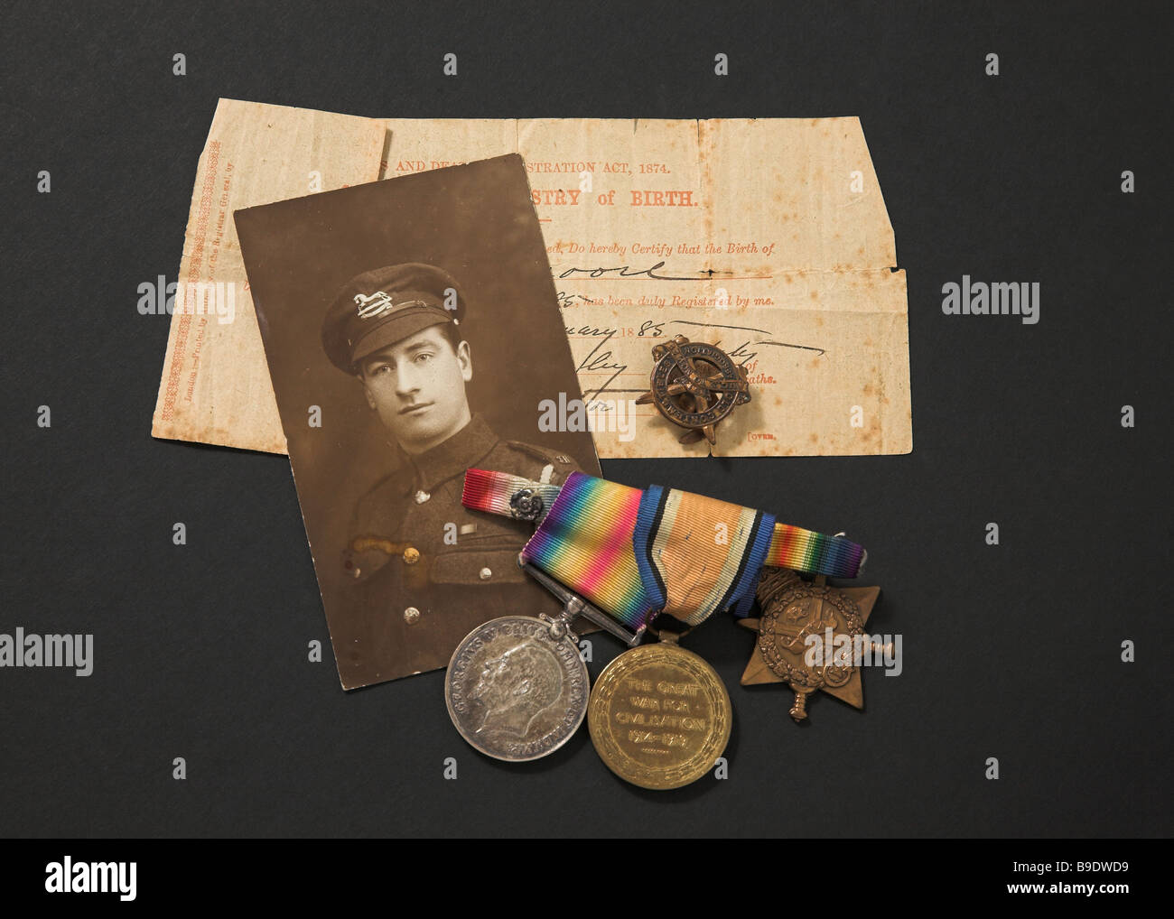 Grande Guerre photographie souvenirs médailles et certificat de naissance Banque D'Images