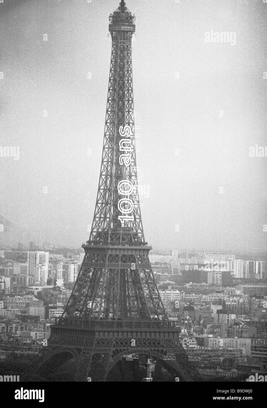 La Tour Eiffel Eiffel Tower in Paris Banque D'Images