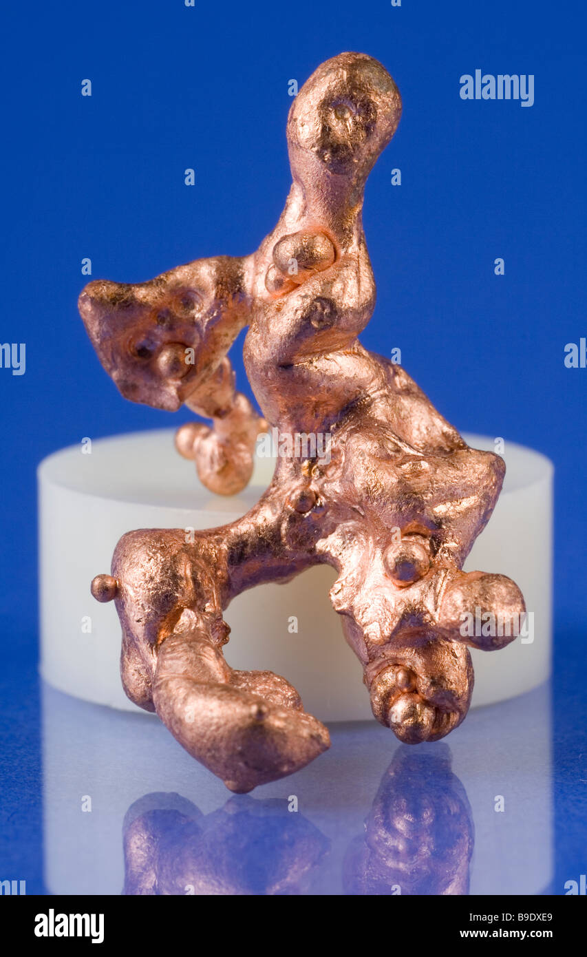 Le cuivre (Cu) est l'un des rares éléments métalliques que l'on trouve sous forme élémentaire. Banque D'Images
