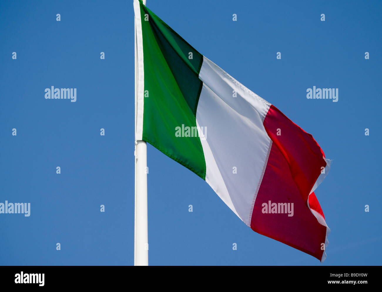 Drapeau tricolore tricolore italien contre un ciel bleu Banque D'Images