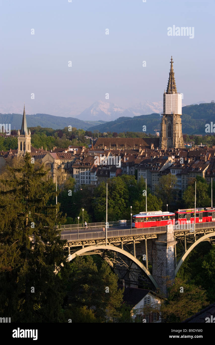 Vue aérienne de Kornhausbrücke avec vue sur la vieille ville de Münster de Berne Berne Canton de Berne Suisse Banque D'Images