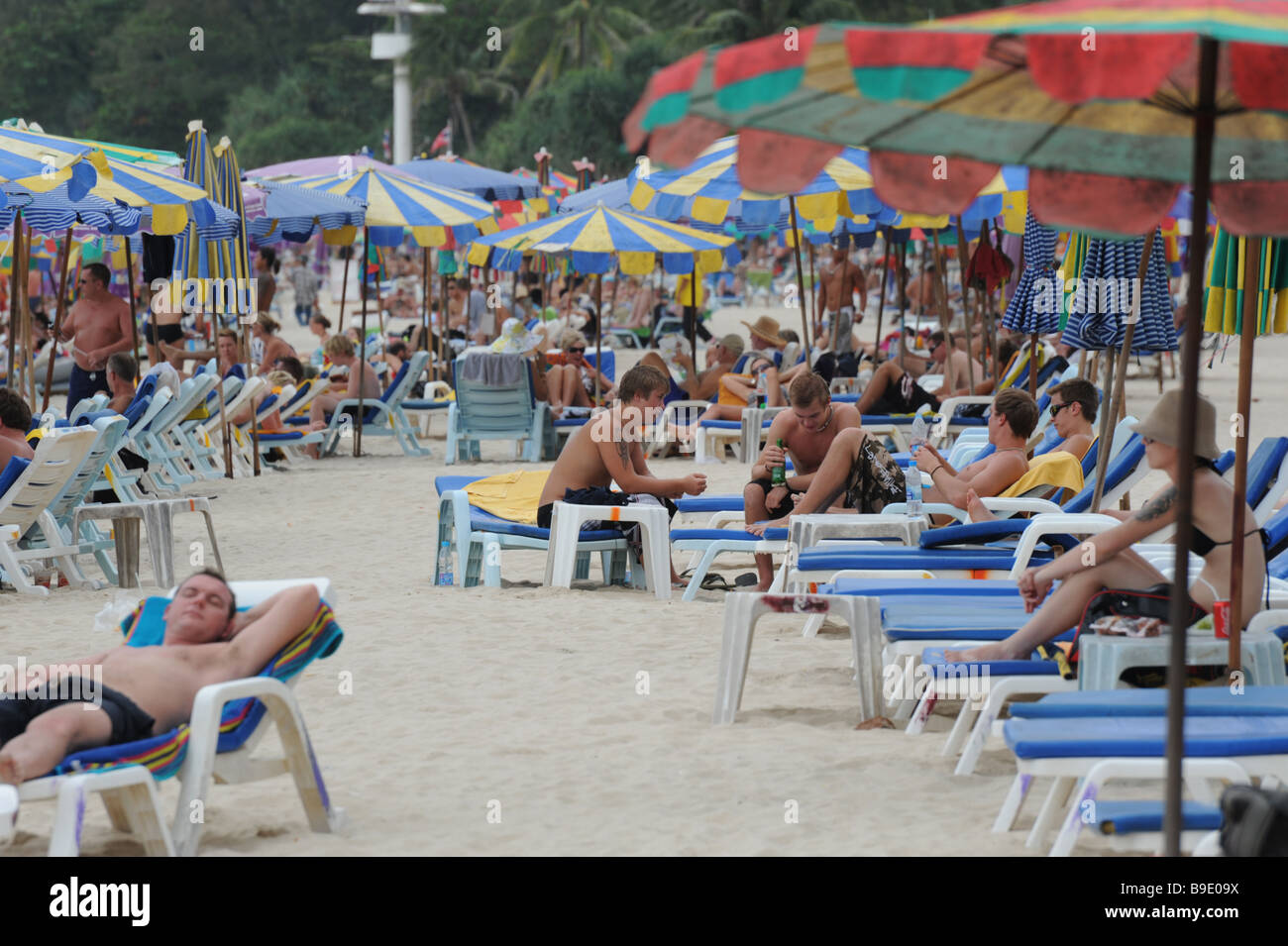 Les touristes sur Kamala beach Phuket Thailand Banque D'Images