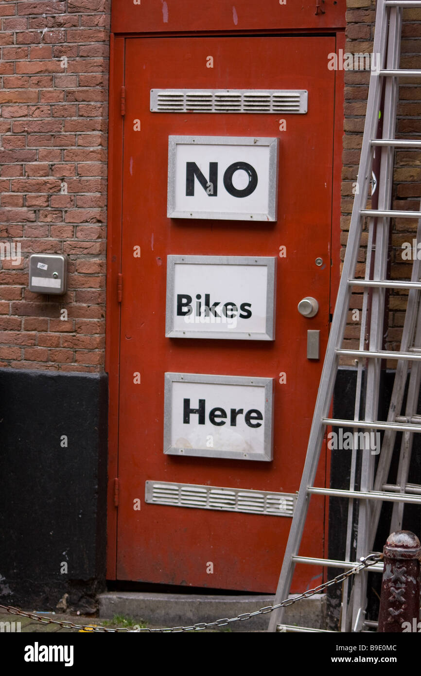 'Non' vélos ici porte sur l'inscription Banque D'Images