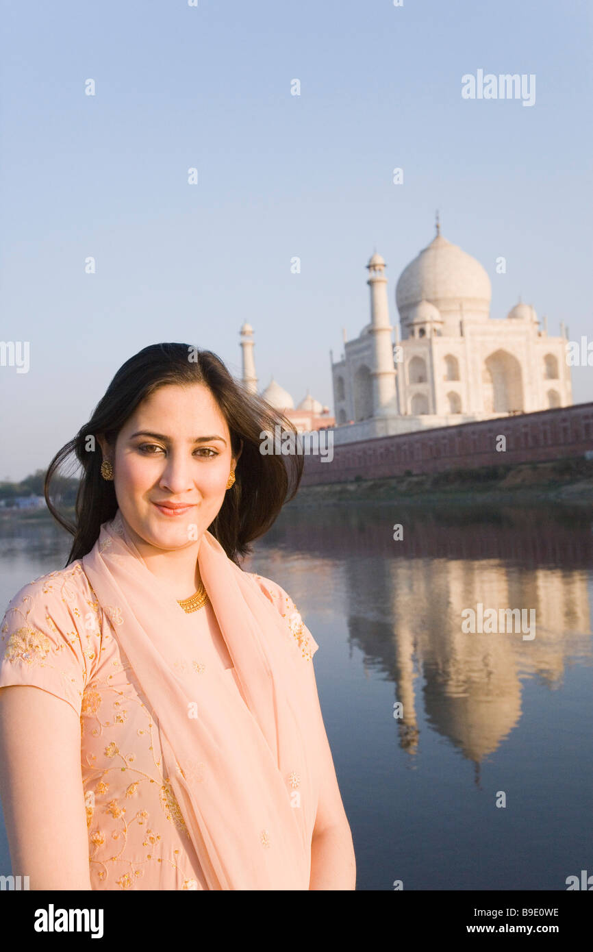 Femme avec un mausolée dans l'arrière-plan, Taj Mahal, Agra, Uttar Pradesh, Inde Banque D'Images