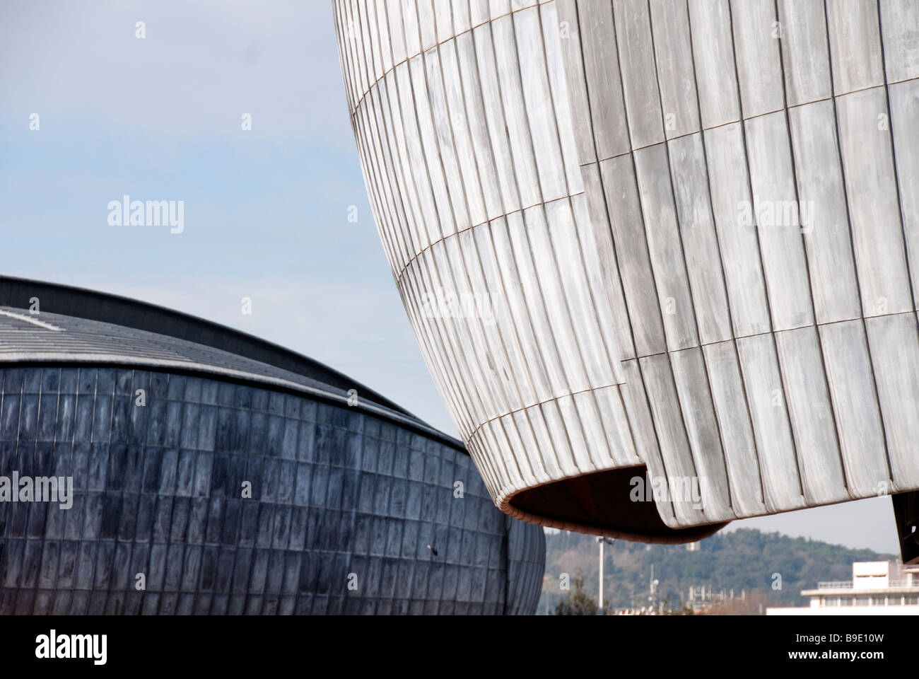 Détail de la toiture de plomb de l'auditorium, salle de concert dans le parc de la musique conçue par l'architecte Renzo Piano Banque D'Images