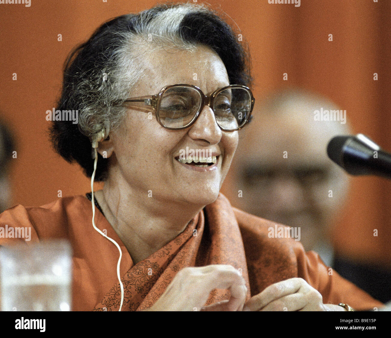 Le premier ministre Indira Gandhi en donnant une interview lors de sa visite à l'Union Soviétique Banque D'Images