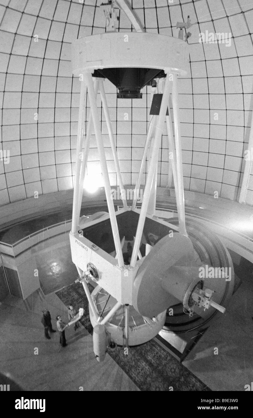Un télescope avec un miroir de 26 m à un observatoire astrophysique Banque D'Images