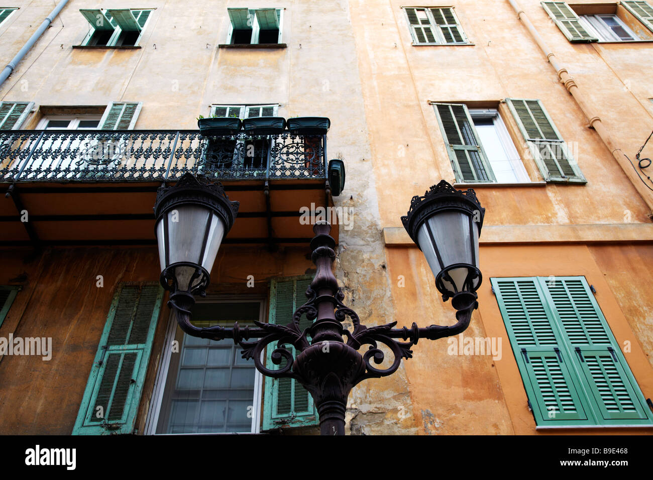 Vieux bâtiments, rue étroite, vieille ville Nice Banque D'Images