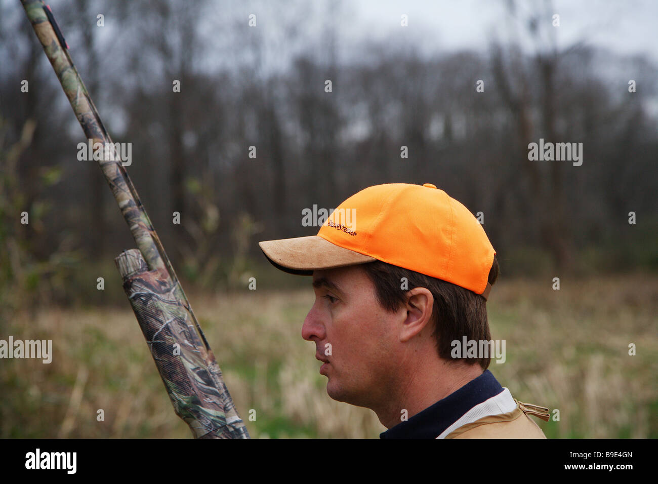 Vue CÔTÉ TÊTE CHASSEUR D'OISEAUX DE MONTAGNE RUISSEAU FIEDL CHAPEAU ORANGE  BENELLI FUSIL CAMO REALTREE AP Photo Stock - Alamy