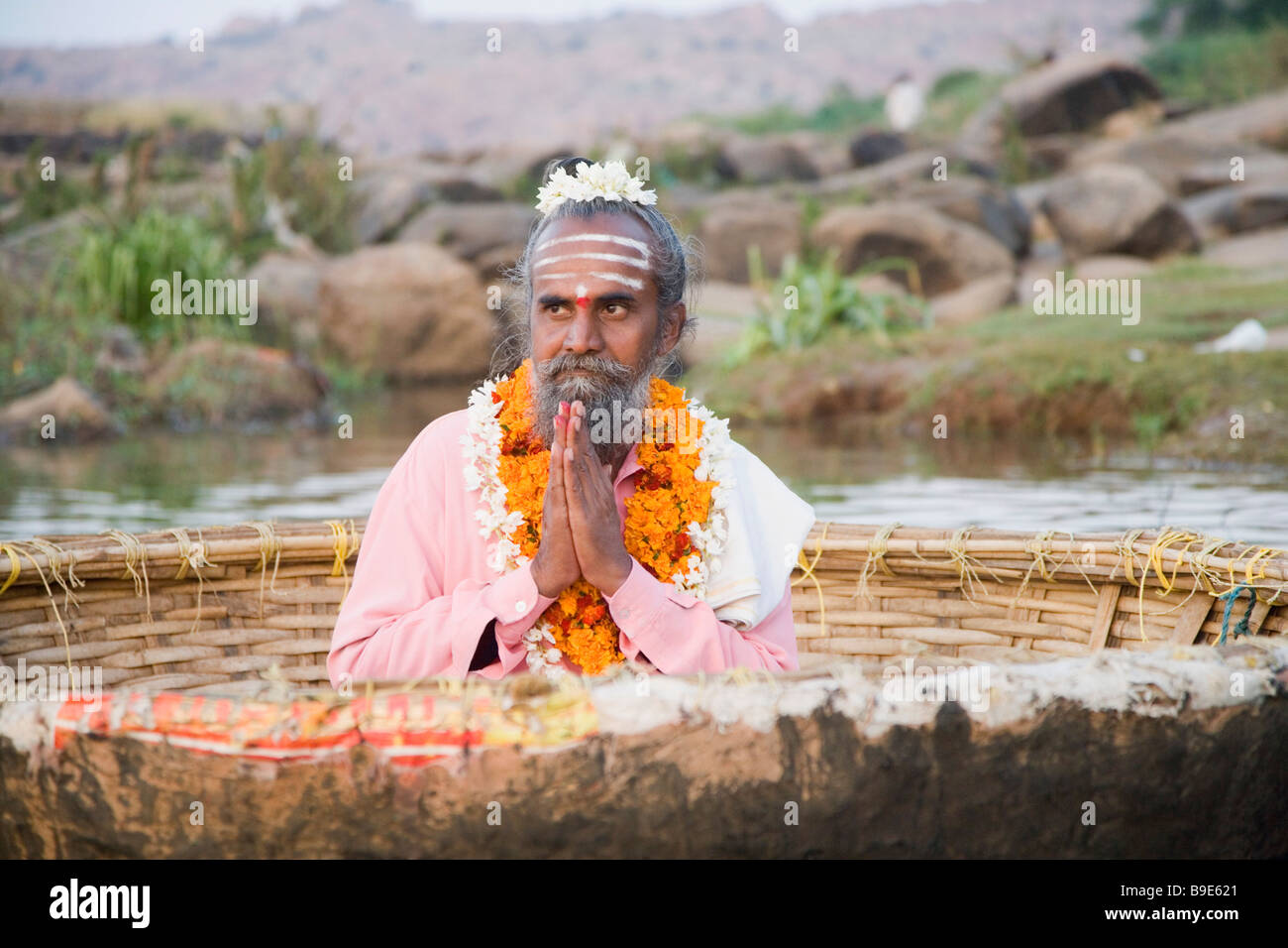 Une adoration en Sadhu, coracle Tungabhadra River, Hampi, Karnataka, Inde Banque D'Images