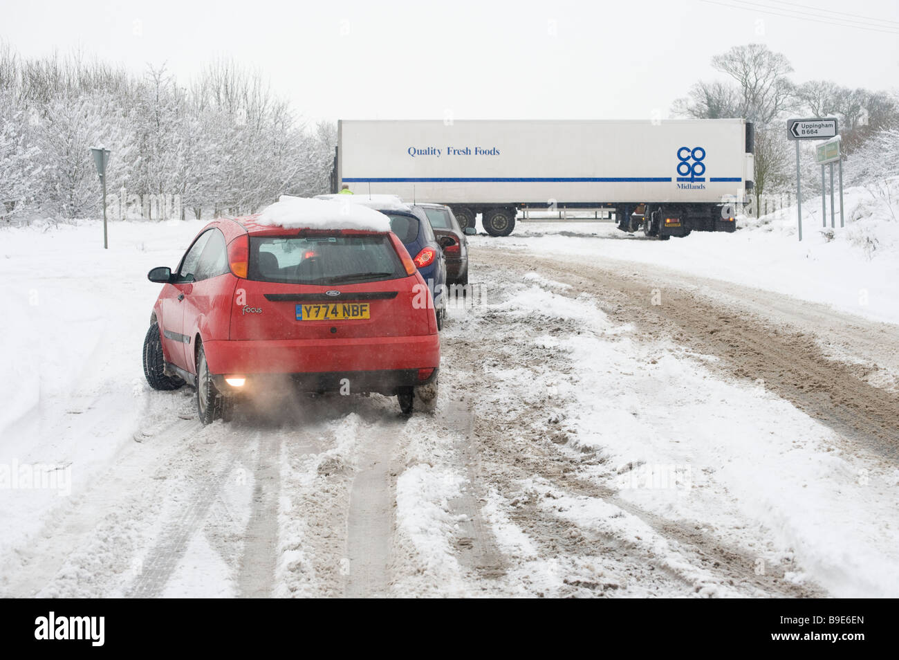 Une mise en portefeuille holding up camion trafic sur une route couverte de  neige sur une journée l'hiver en Angleterre Photo Stock - Alamy