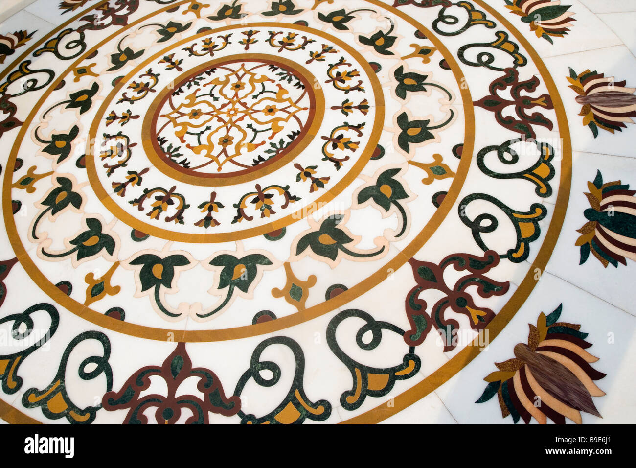 Motif floral sur le plancher, le Golden Temple, Amritsar, Punjab, India Banque D'Images