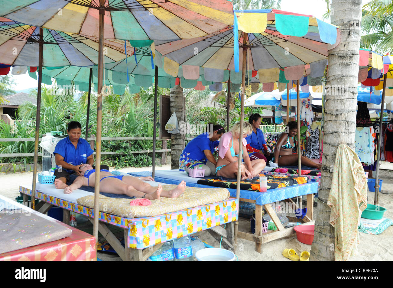 Service de massage sur Kamala beach Phuket Thailand Banque D'Images