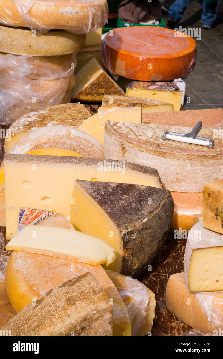 Un assortiment de fromages au marché à la place fédérale Bundesplatz Vieille ville de Berne Canton de Berne Suisse Banque D'Images