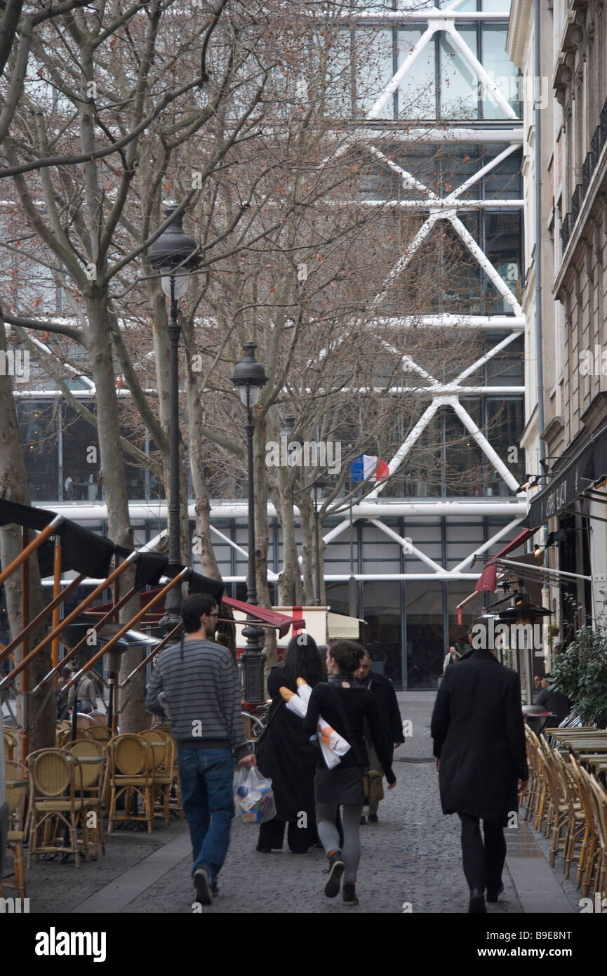 Une scène de rue avec le Centre Pompidou, à l'arrière-plan Paris France Banque D'Images