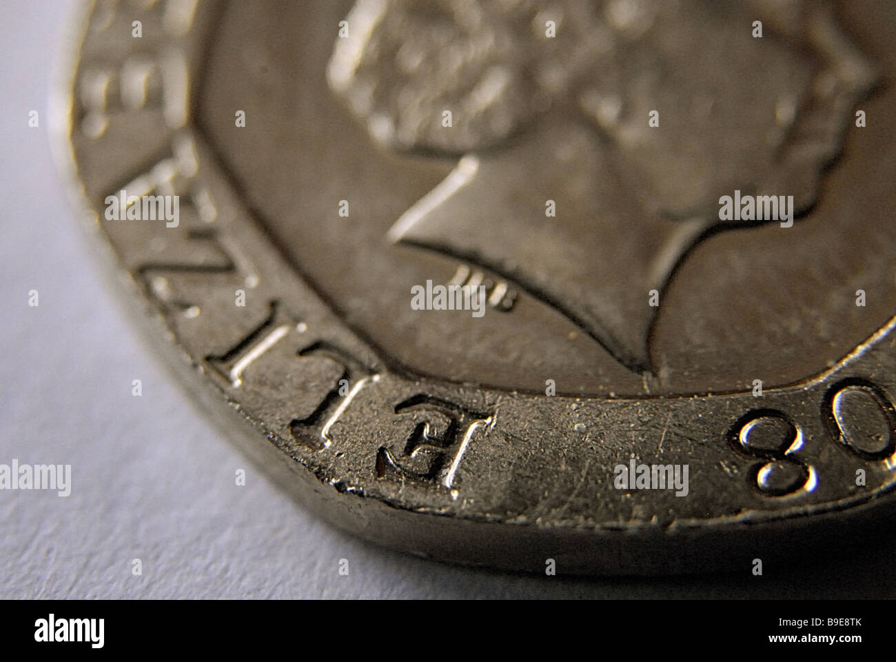 Un gros plan du bord d'une pièce de 20 pence britannique coin queens head up Banque D'Images