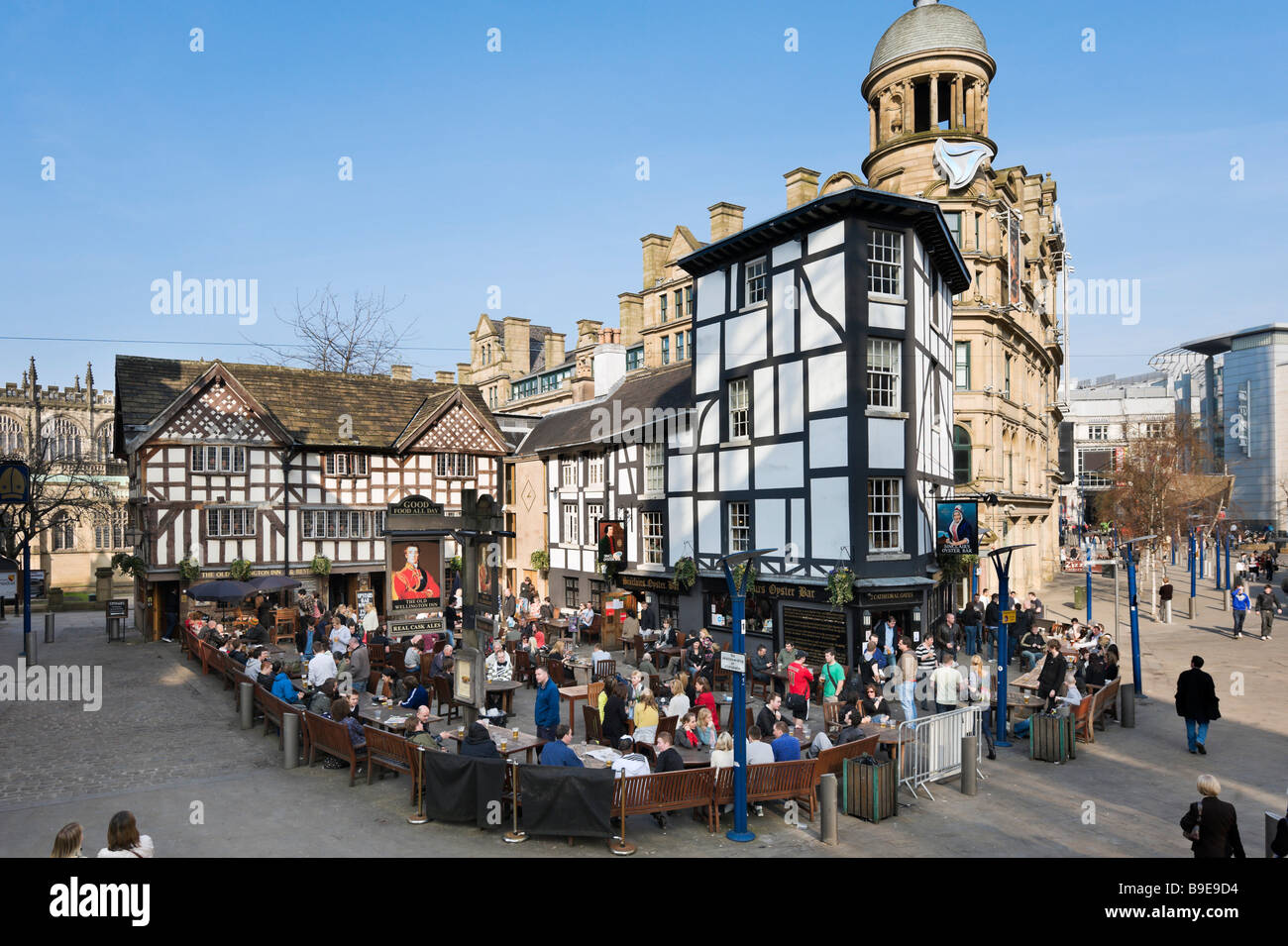 L'ancienne auberge de Wellington et Sinclair's Oyster Bar, Cathedral Gates, Exchange Square, Manchester, Angleterre Banque D'Images