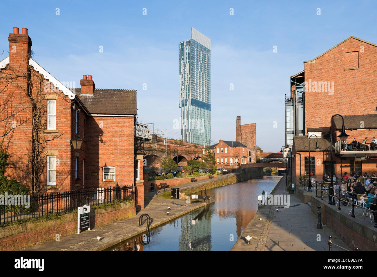 En bordure de zone réaménagée le Castlefield en début de soirée avec le Beameth Tower dans la distance, Manchester, Angleterre Banque D'Images