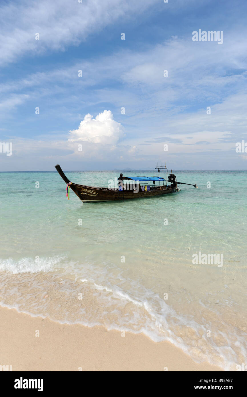 Bateau à longue queue sur la plage à Monkey Beach sur la côte de Phuket Thaïlande Banque D'Images