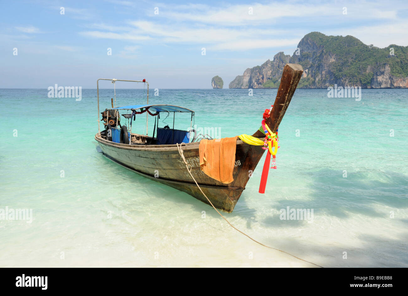 Bateau à longue queue sur la plage à Monkey Beach sur la côte de Phuket Thaïlande Banque D'Images