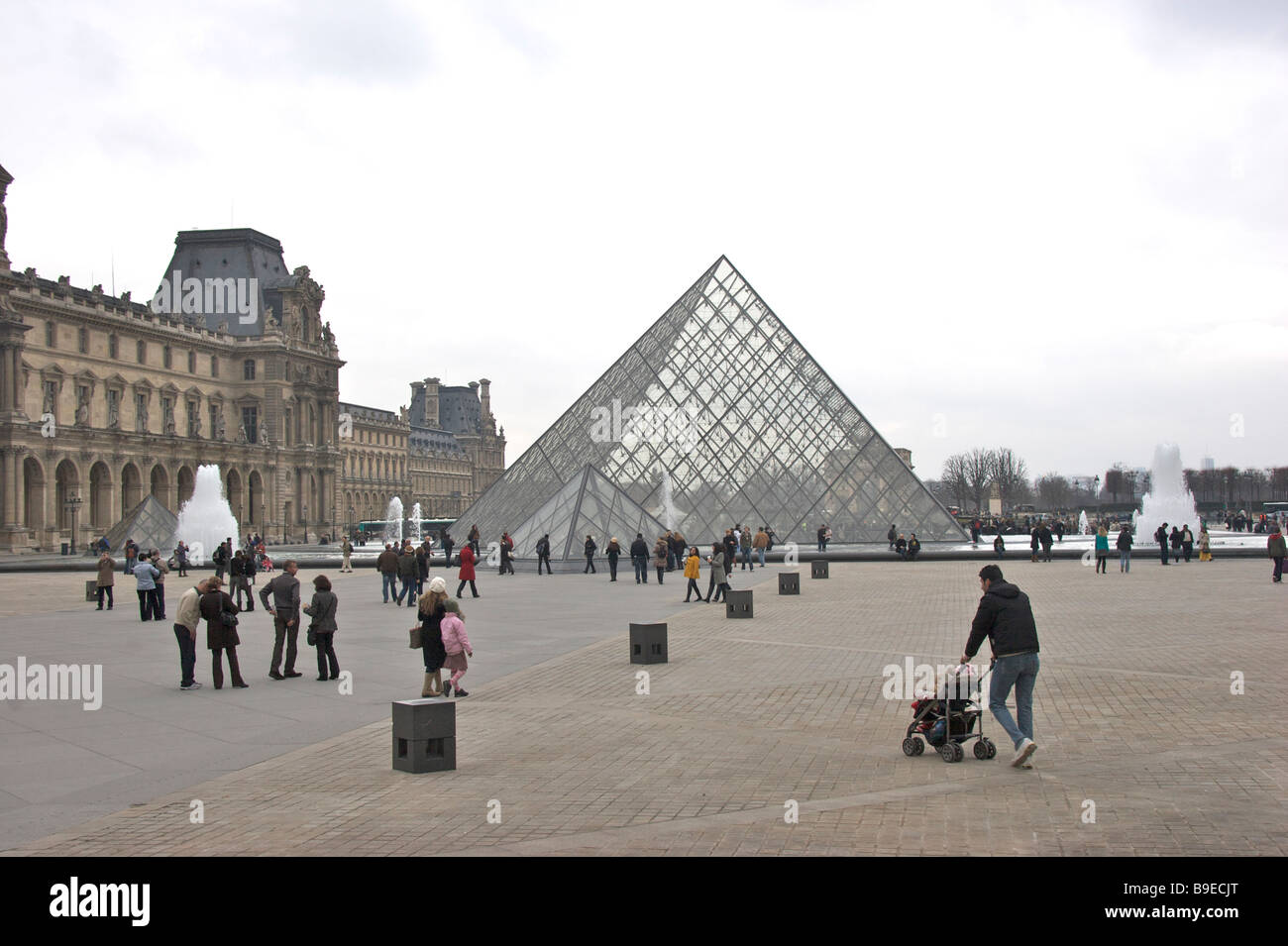 Les touristes par la pyramide du Louvre à Paris France Banque D'Images