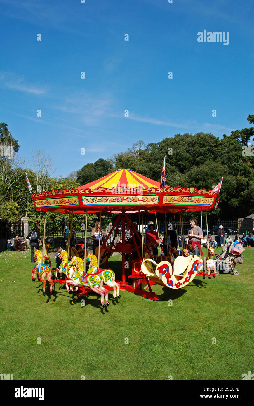 Un vintage merry go round à un pays juste à Cornwall, uk Banque D'Images