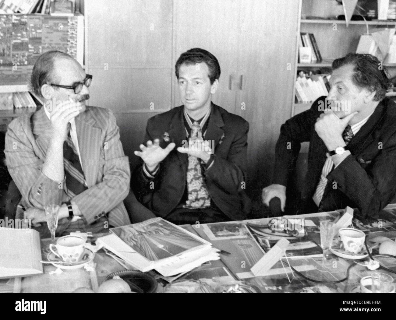 Le cosmonaute soviétique Vitaly Sevastyanov et centre-américaine sci fi  écrivain Frederick Paul converser dans la Tekhnika Molodezhi Photo Stock -  Alamy