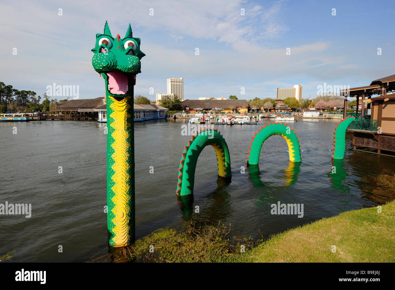 Serpent de mer Lego dans l'eau à Downtown Disney Orlando Floride Banque D'Images