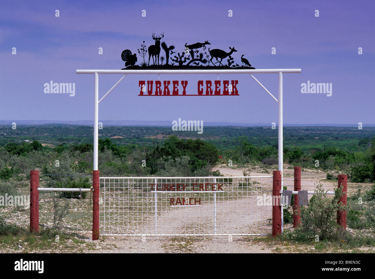La porte en fer forgé ranch près de Del Rio à Edwards Plateau dans le Comté de Val Verde Texas USA Banque D'Images