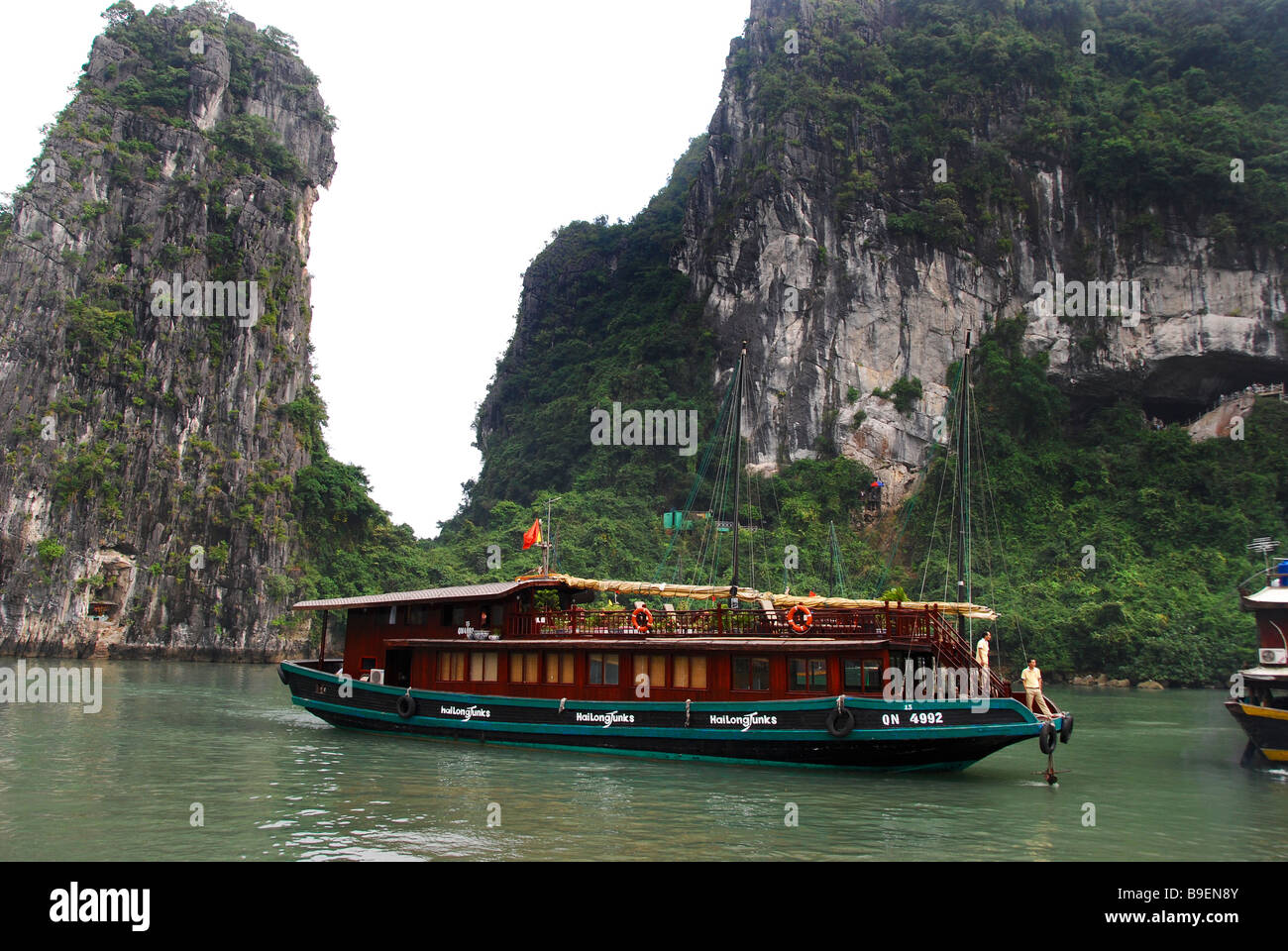 Les gens et les îles de la Baie d'Halong, la baie d'Ha Long, Vietnam du Nord Banque D'Images