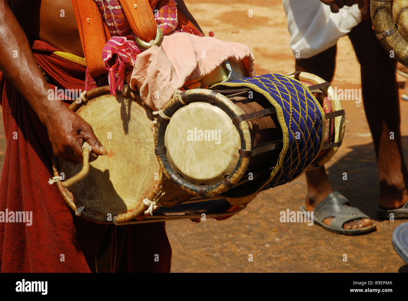 Homme jouant de grands tambours dhol dans un temple fête Banque D'Images